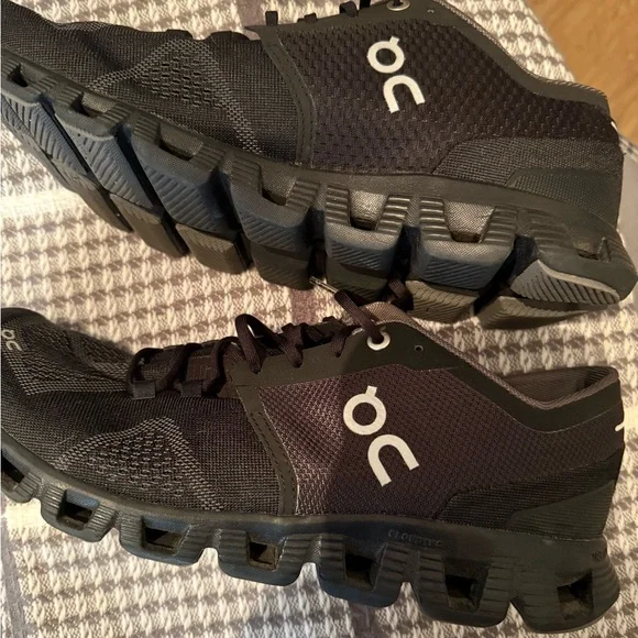 On Running Women Black Athletic Shoes - Picture 1 of 4